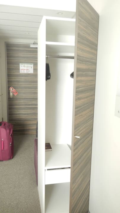 Schrank Premier Inn Nürnberg City Nordost