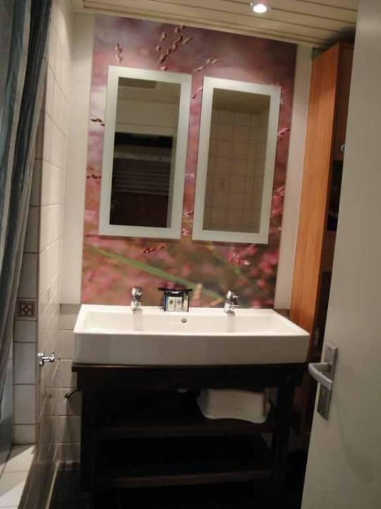 Bad mit Badewanne Center Parcs Het Heijderbos