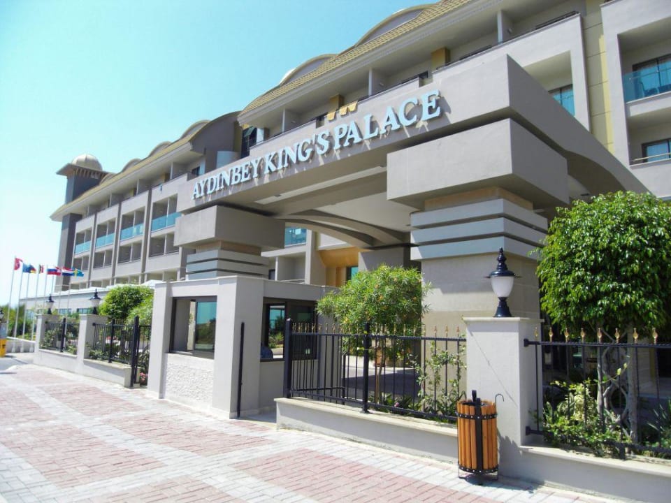 Haupteingang zum Hotel Aydinbey Kings Palace & Spa