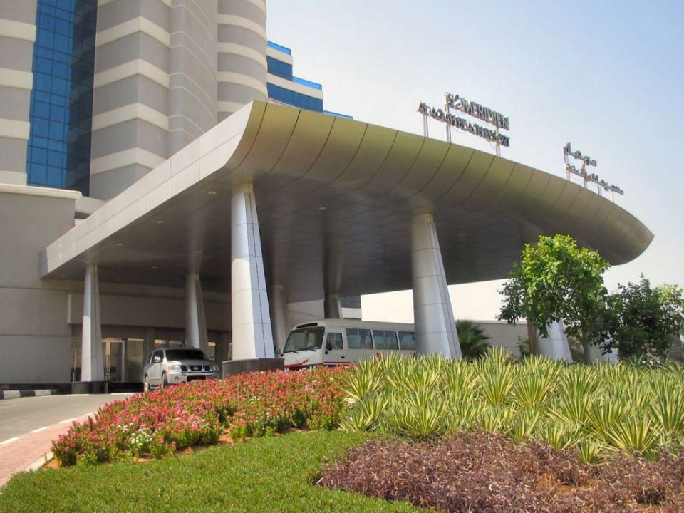 Eingang Hotel Le Meridien Al Aqah Beach Resort
