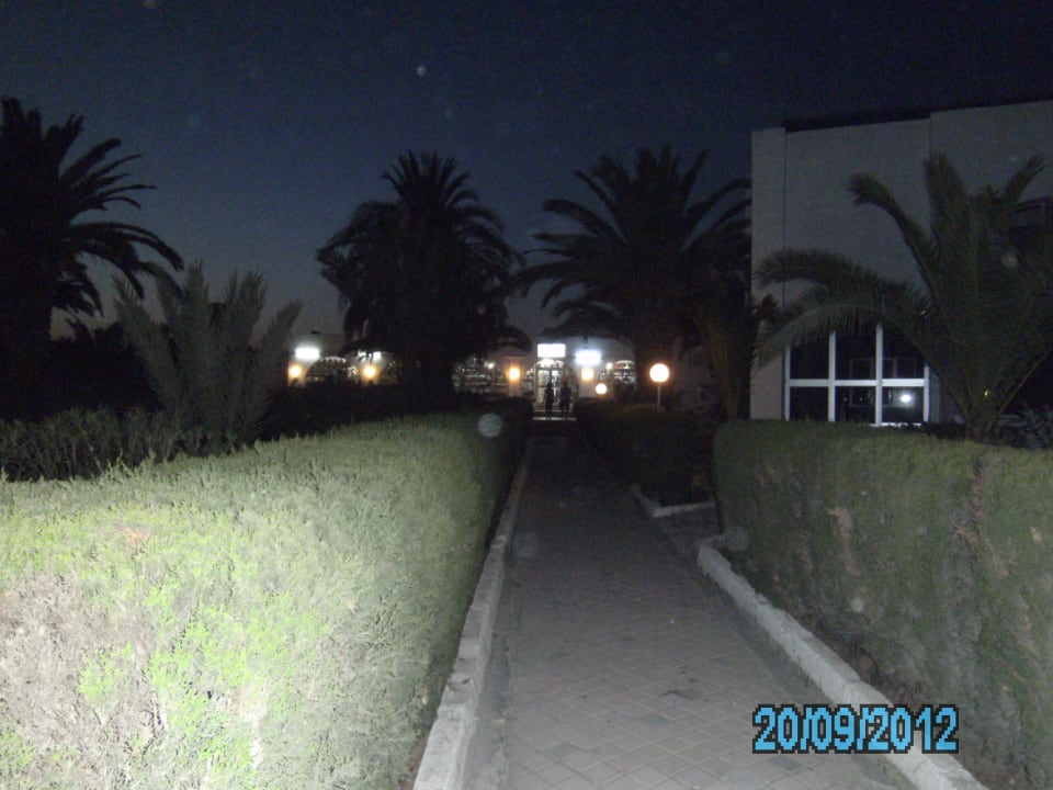 Weg zum Bungalow Royal Lido Resort & Spa