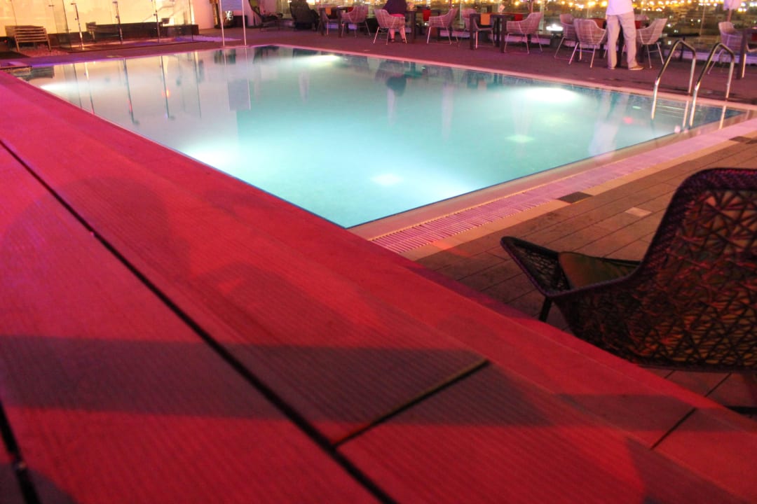 Pool auf der Dachterrasse The Canvas Hotel Dubai MGallery By Sofitel