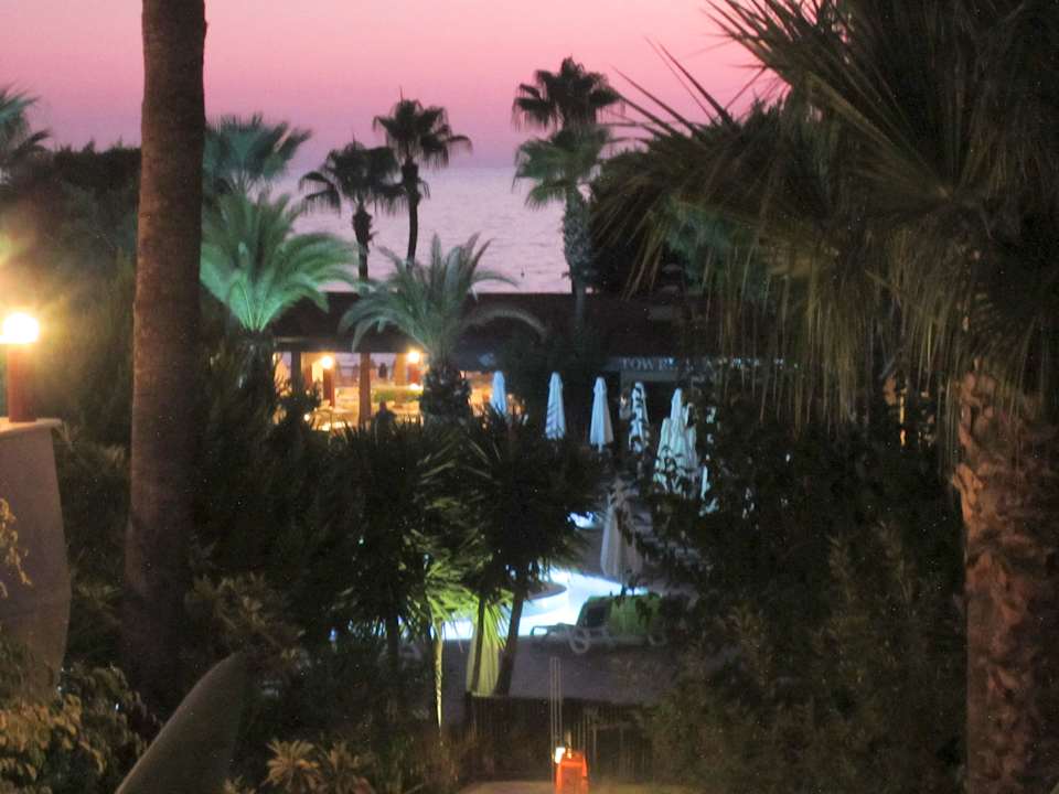 Blick von der Terasse am Abend Hotel Grand Side
