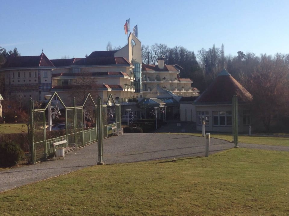 Blick vom Parkplatz zum Hotel Reduce Hotel Thermal Bad Tatzmannsdorf