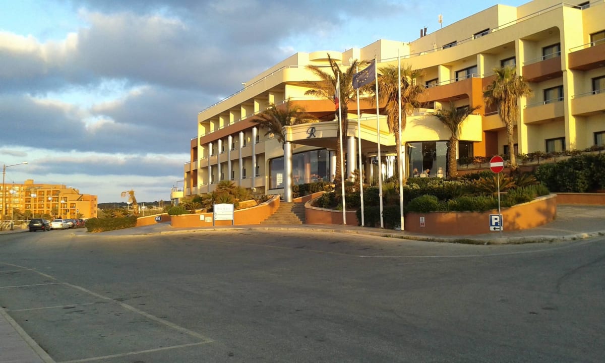 Links war die See und rechts das Hotel.  Prima! Riviera Spa Resort - Adults Only