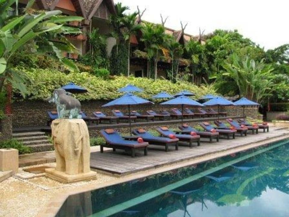 Blick vom Pool auf Zimmer Anantara Golden Triangle Elephant Camp & Resort