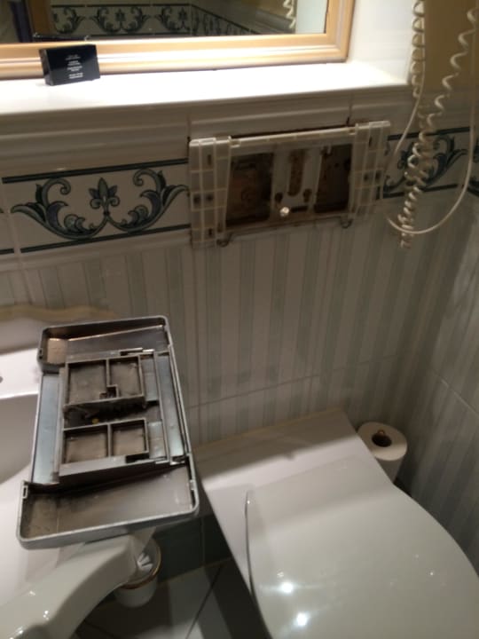 Toilettenspülung verkeimt und def. Rugard Rugard Thermal Strandhotel