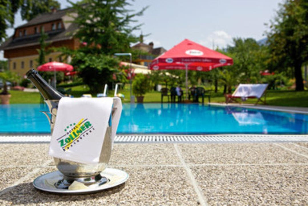 Der Pool lädt zum Relaxen ein Hotel Zollner