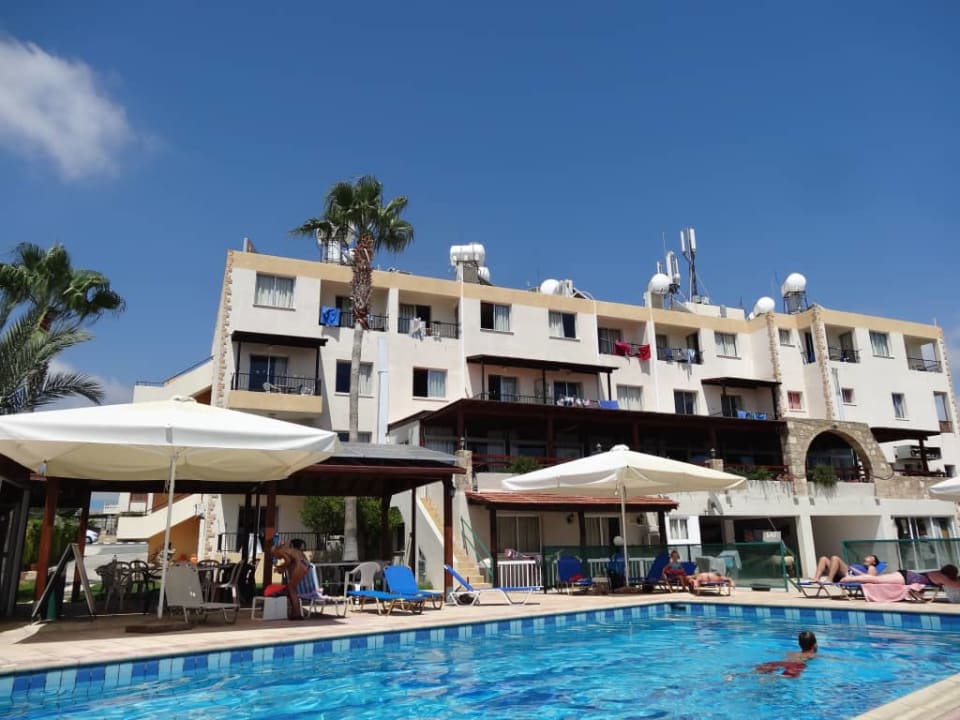 Basen Petsas Apartments & Tavern