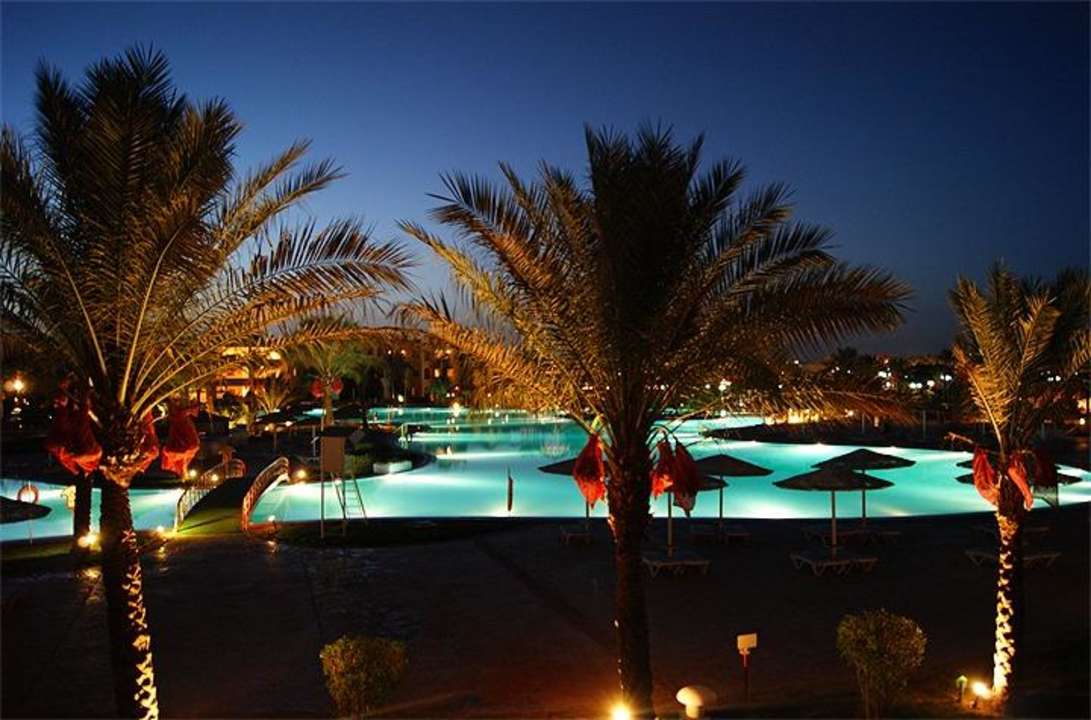 Widok z balkonu nocą  Xanadu Club Makady Bay