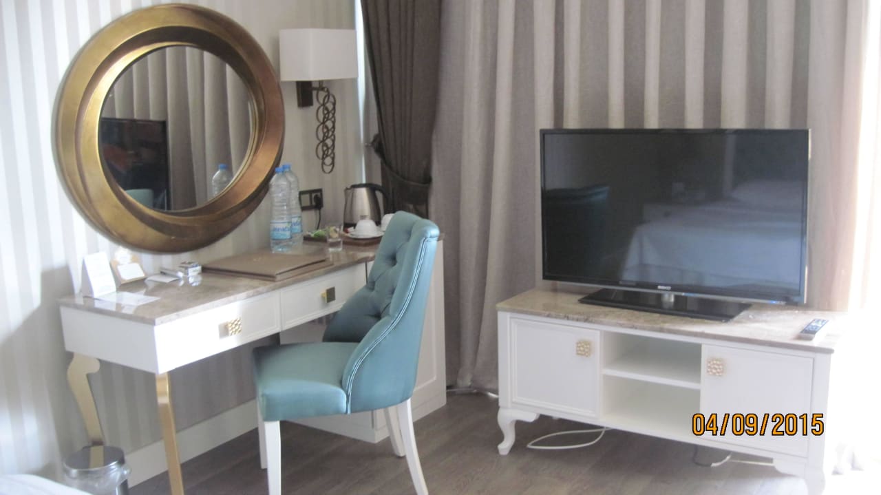 Der Schreibtisch und Fernseher Karmir Resort & Spa