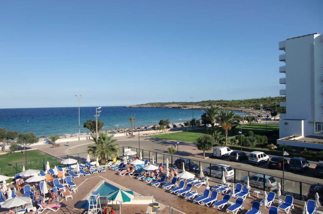 Ausblick auf die Poolanlage & Strand allsun Hotel Borneo - Adults only