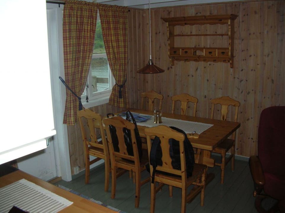 Innenansicht Essecke Nyvagar Rorbuhotell