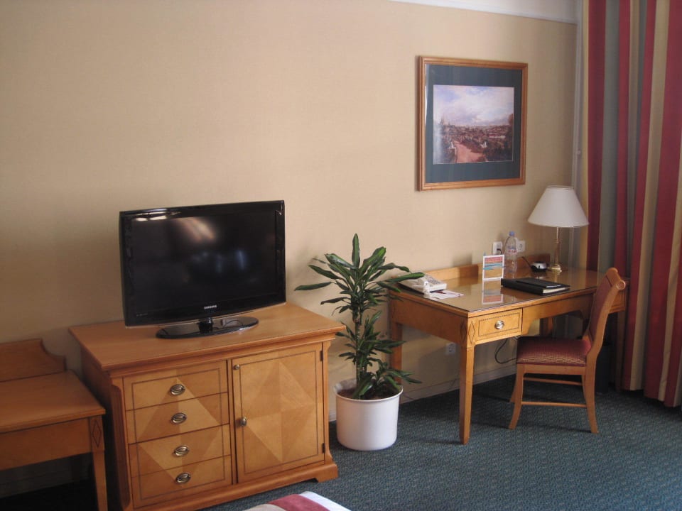 TV & Schreibtisch Hotel Moscow Marriott Grand