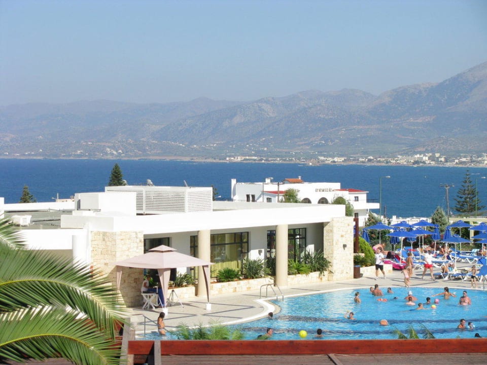 Blick auf den Pool Grand Hotel Holiday Resort