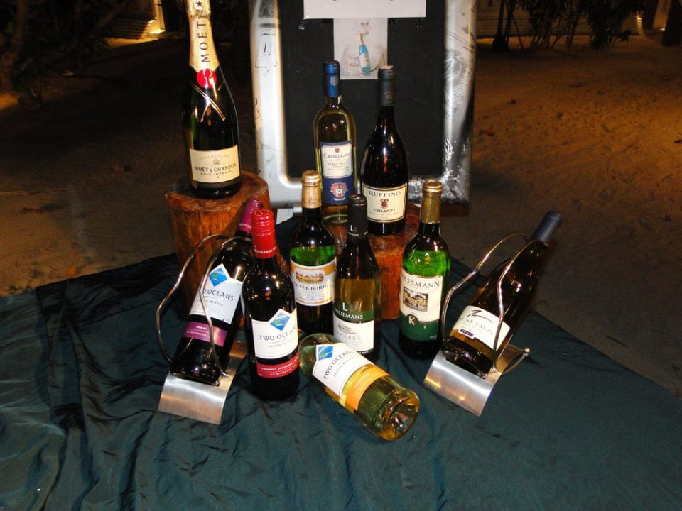 Weinauswahl zum Lobsteressen Embudu Village