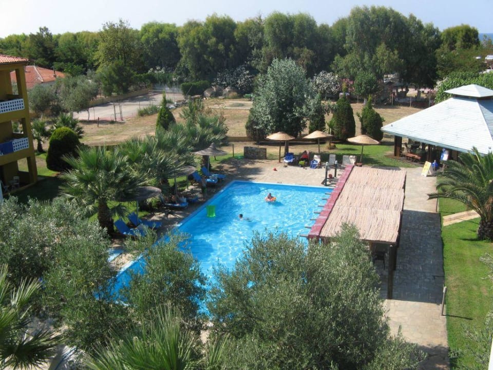 Poolbereich Aparthotel Despotiko Tristinika Beach