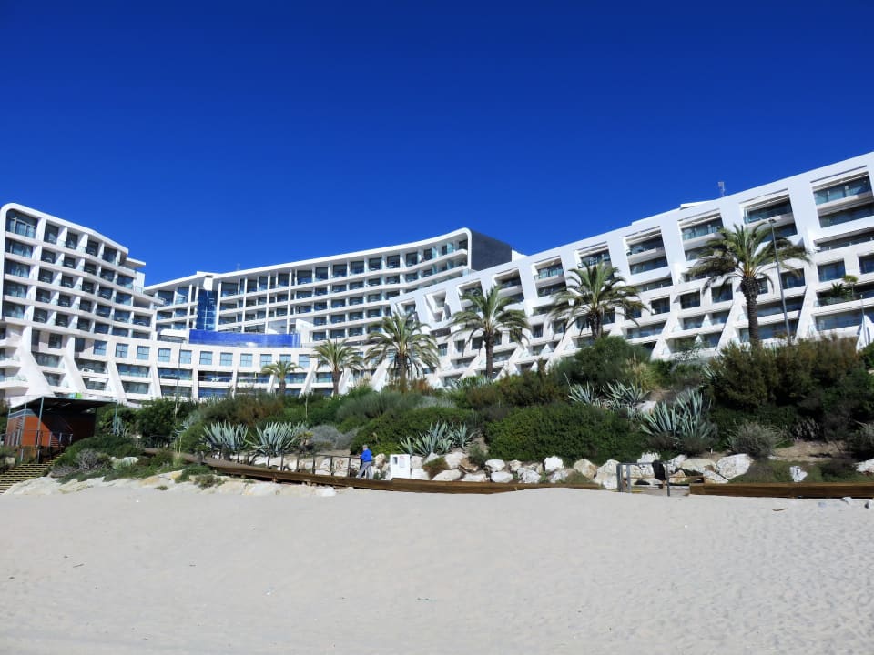 Blick aufs Hotel vom Strand Sesimbra Oceanfront Hotel