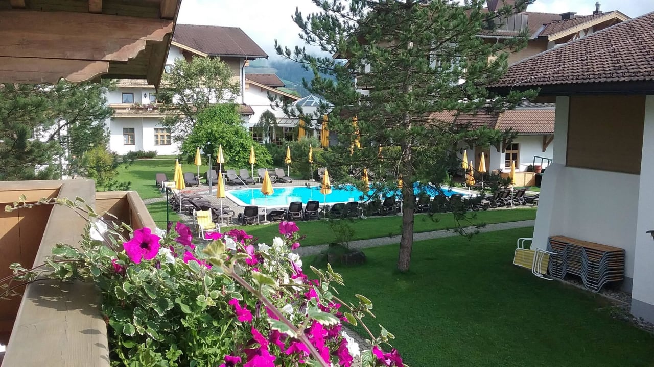 Blick von der Suite auf den Pool Lisi Family Hotel Reith bei Kitzbühel