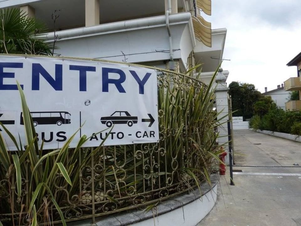 Einfahrt zum Seitenhof Hotel Residence Relais Du Lac