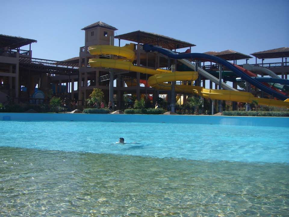 Часть взрослого аквапарка отеля Pickalbatros Jungle Aqua Park Resort - Neverland Hurghada
