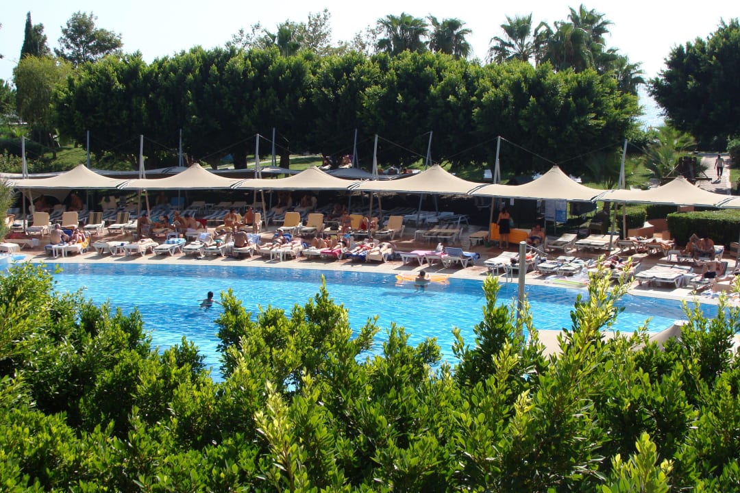 Groot zwembad met bruggetjes Limak Limra Hotel & Resort