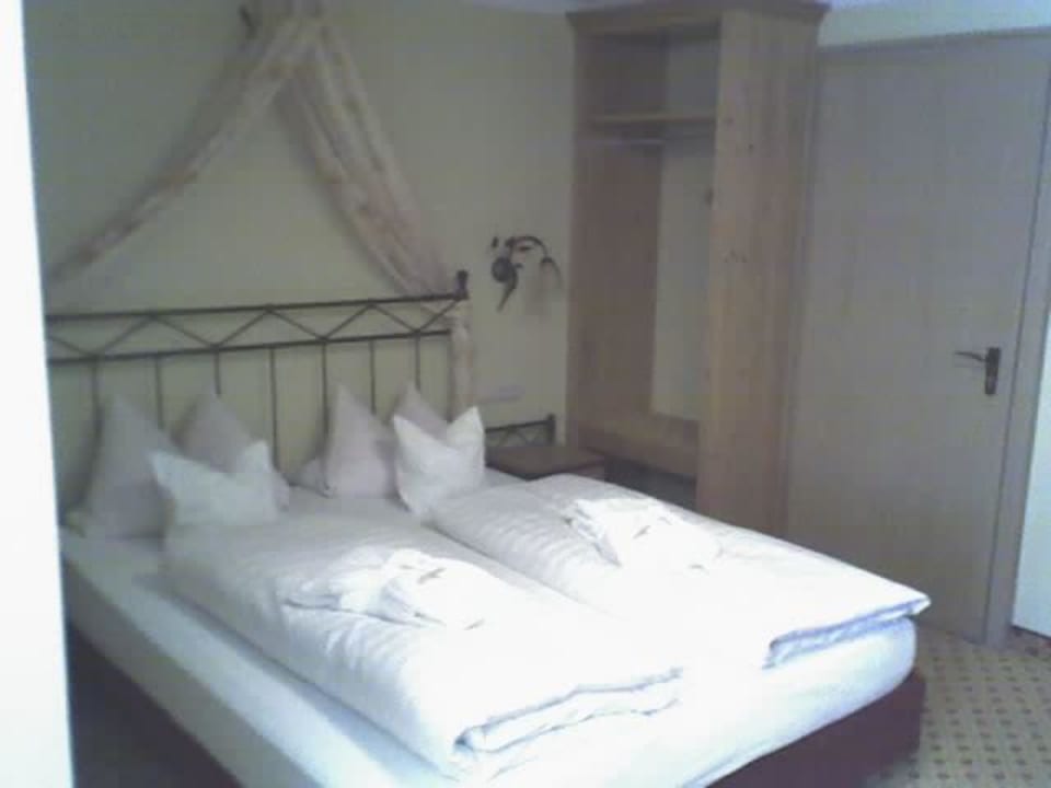 Bett im Zimmer Löwenzahn Hotel Tanneck