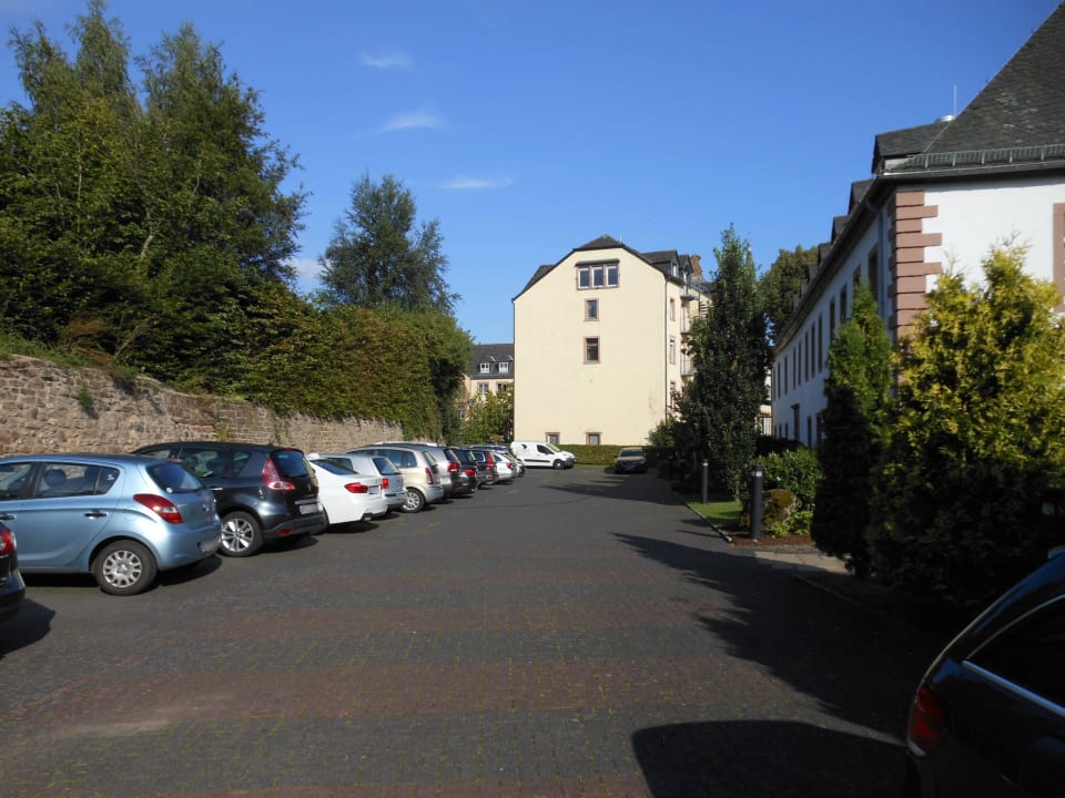 Parkplatz (abends zumeist voll) Augustiner Hotel
