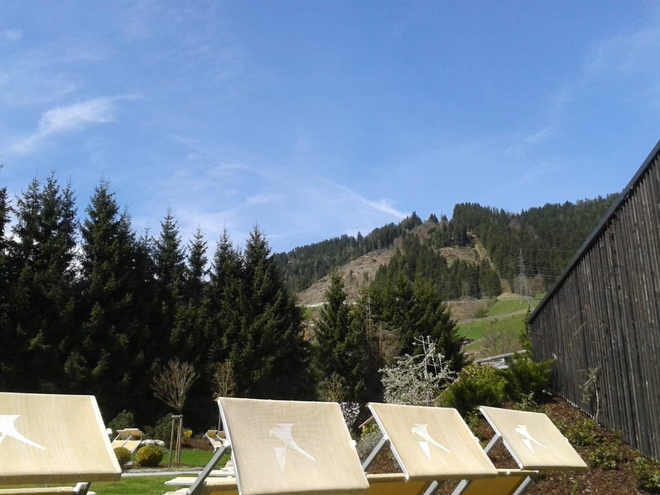 Blick vom Außenpoolbereich in die Berge Falkensteiner Hotel Schladming
