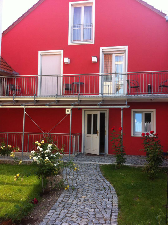 Blick von der Terrasse zum Eingang vorderes Gebäude  Rothweinhotel