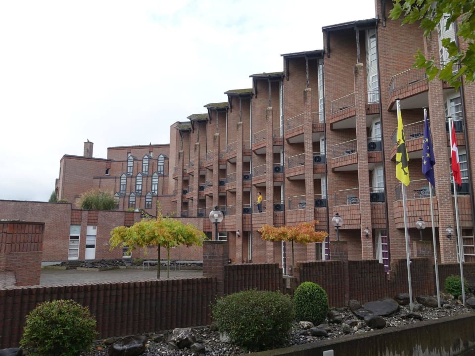 Ansicht auf die Zimmer zum Parkplatz Hotel Chlosterhof