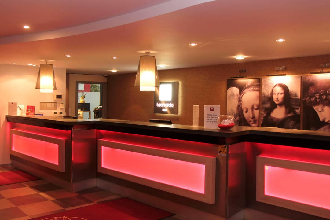 Reception Leonardo Hotel London Heathrow Airport