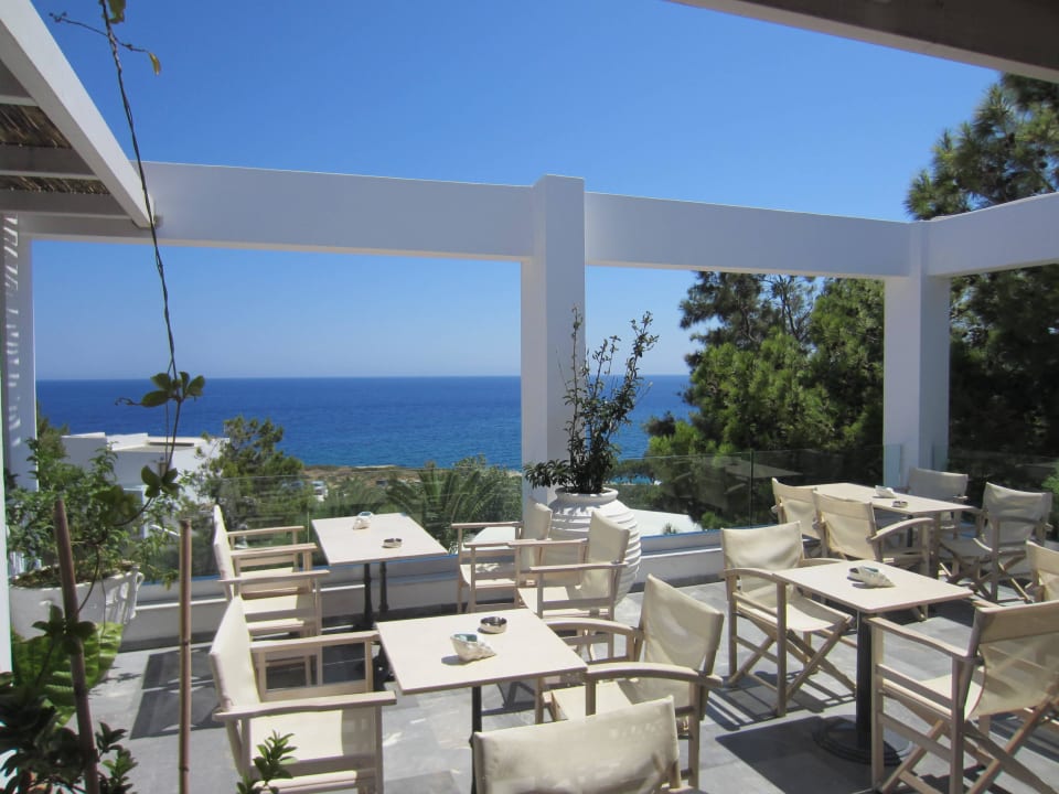 Stoliki na tarasie przy barze Hotel Kakkos Bay