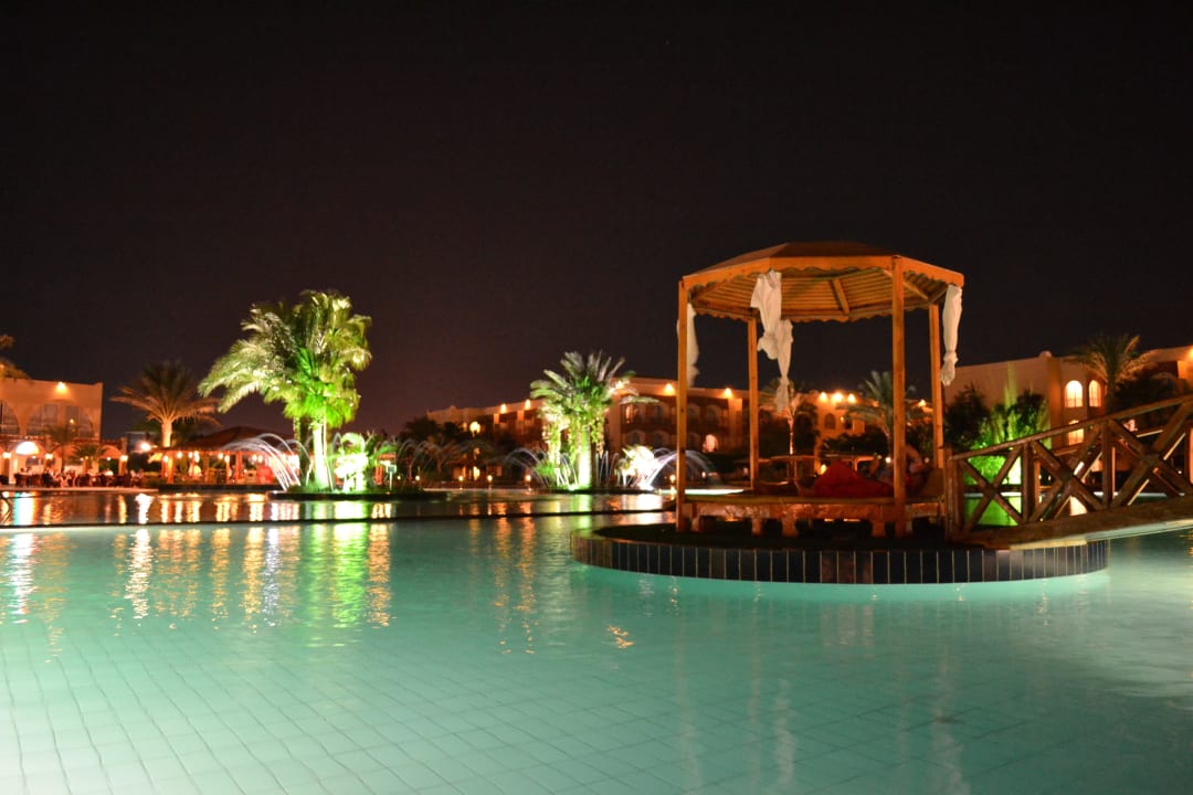 Znowu basen, ale uwielbiałam na niego patrzeć Desert Rose