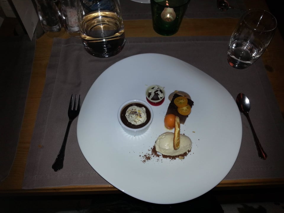 Sehr feines, kredenztes Essen  Familien- & Gartenhotel Theresia