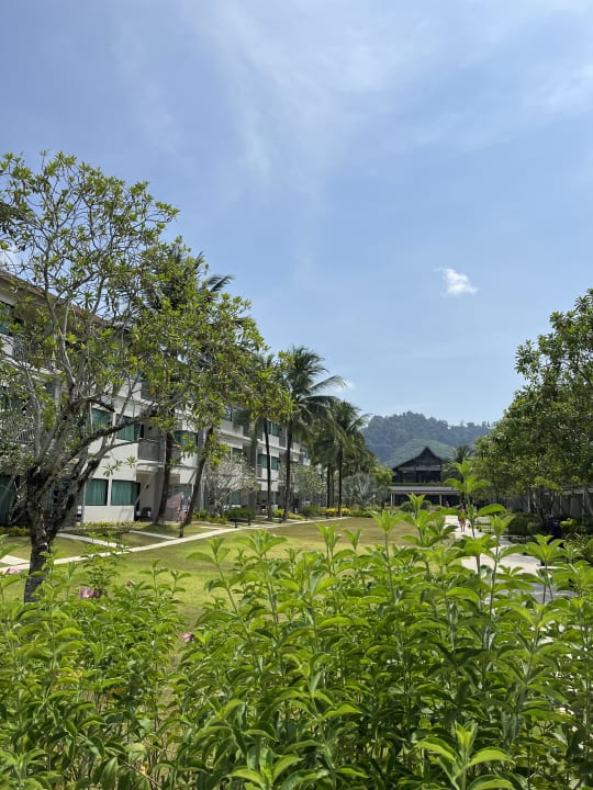 Gartenanlage Outrigger Khao Lak Beach Resort