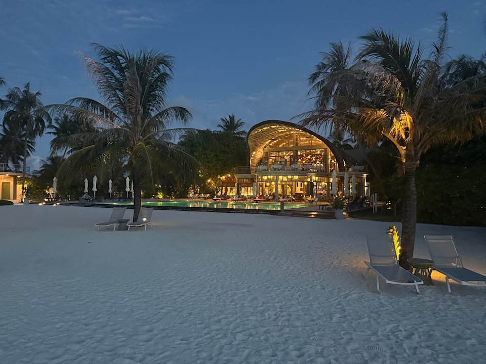 Pool Outrigger Maldives Maafushivaru Resort