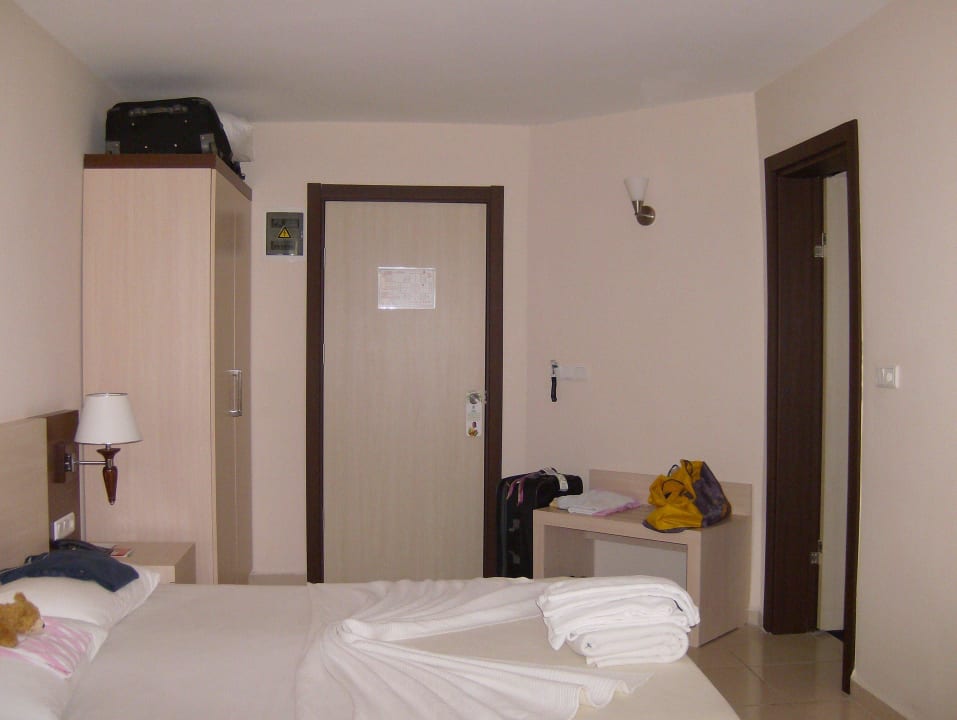 Blick zur Zimmertür. Club Sidelya Hotel