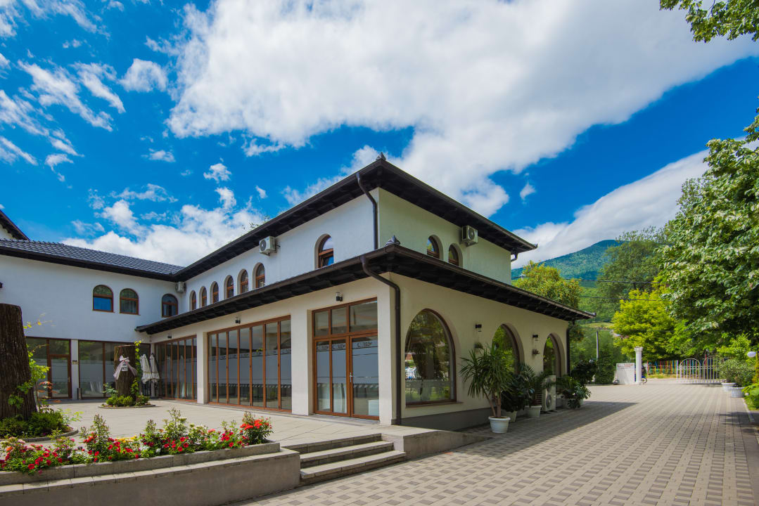 Außenansicht Hotel Camp Karagaq