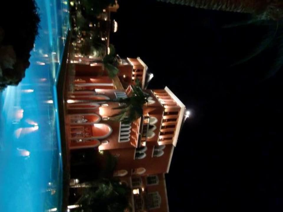 Poolanlage bei Nacht The Grand Resort