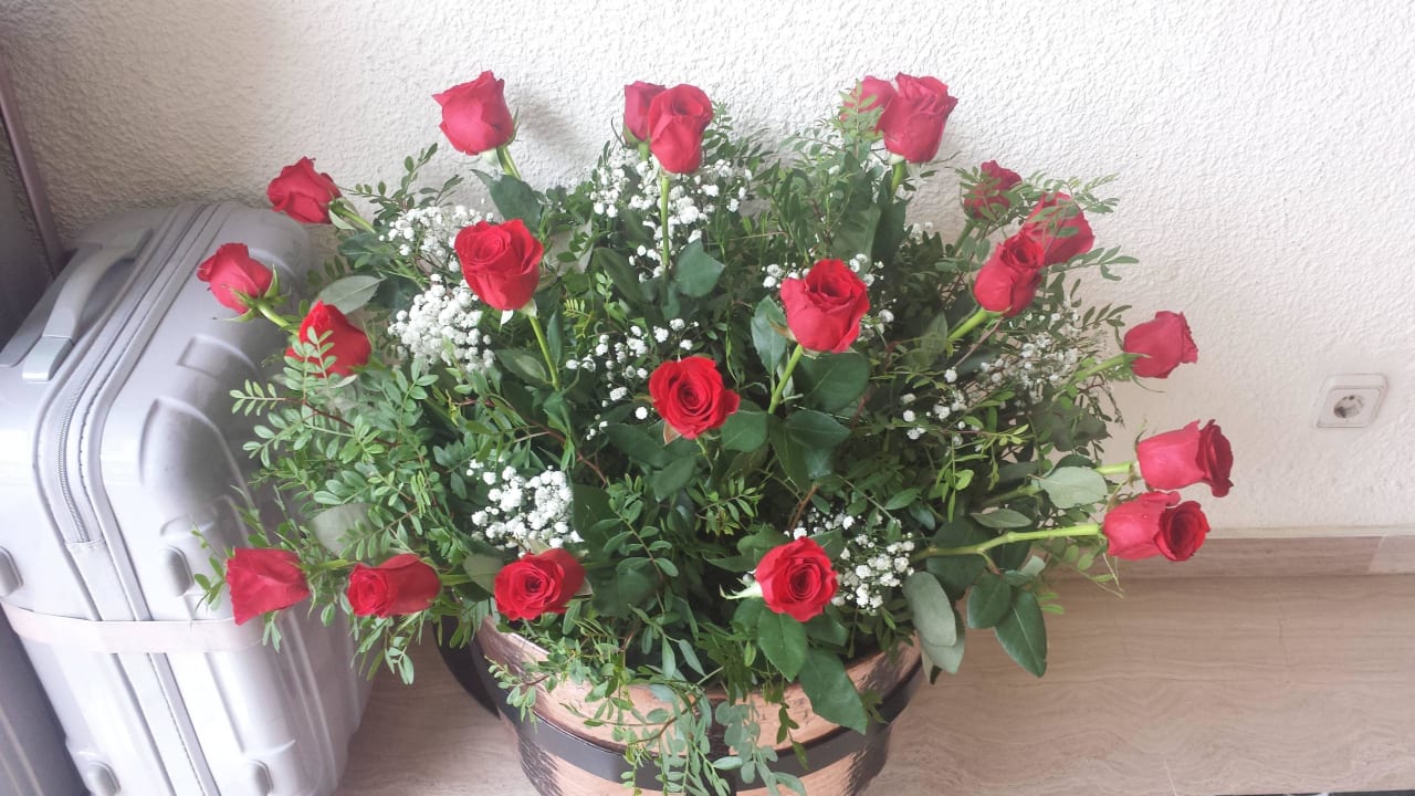 Rosengebinde am Eingang Valentin Somni Hotel & Suites