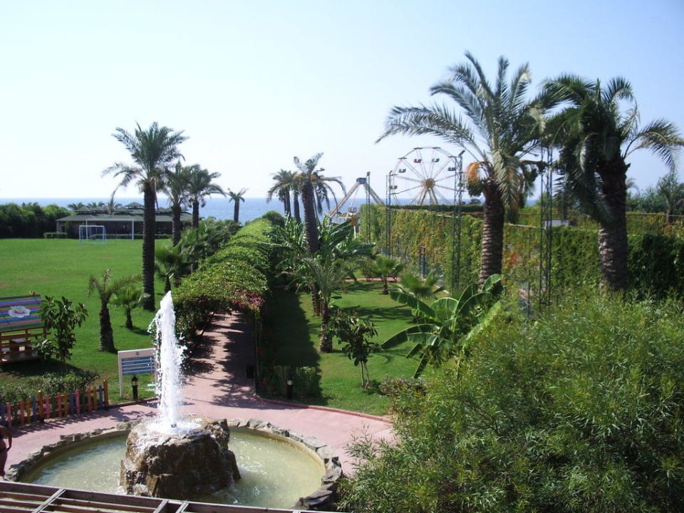 Blick vom Pool zum Strand Hotel Turan Prince