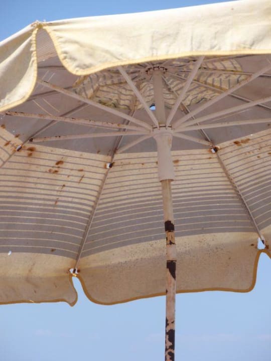 rostiger Sonnenschirm Hotel Albatros