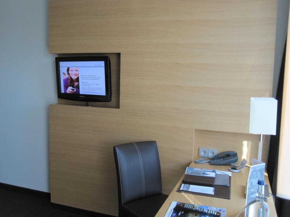 Schreibtisch und Fernseher ATLANTIC Hotel Kiel
