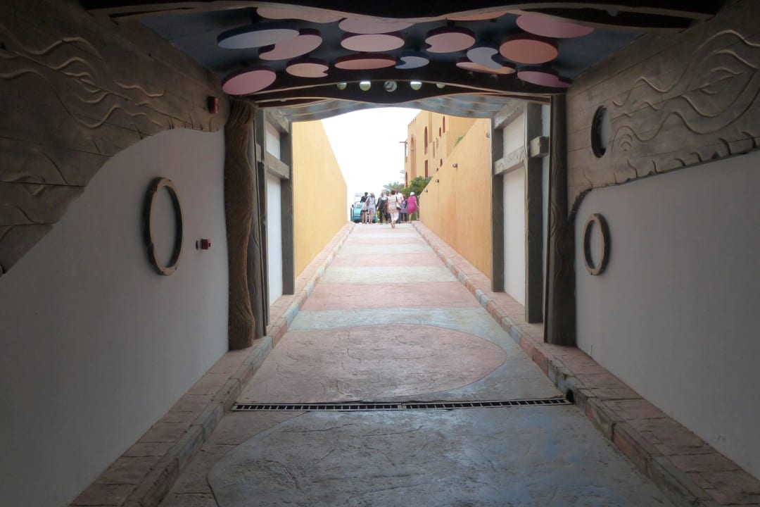 Wyjście z tunelu w kierunku morza Rehana Sharm Resort Aqua Park & Spa