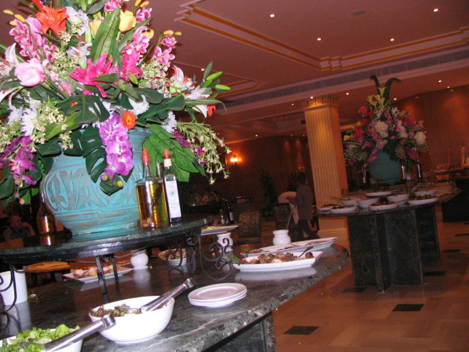 Eins von drei Restaurants The Grand Hotel Hurghada