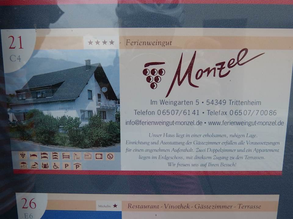 Werbung-Hinweis am Ortseingang Ferienweingut Monzel