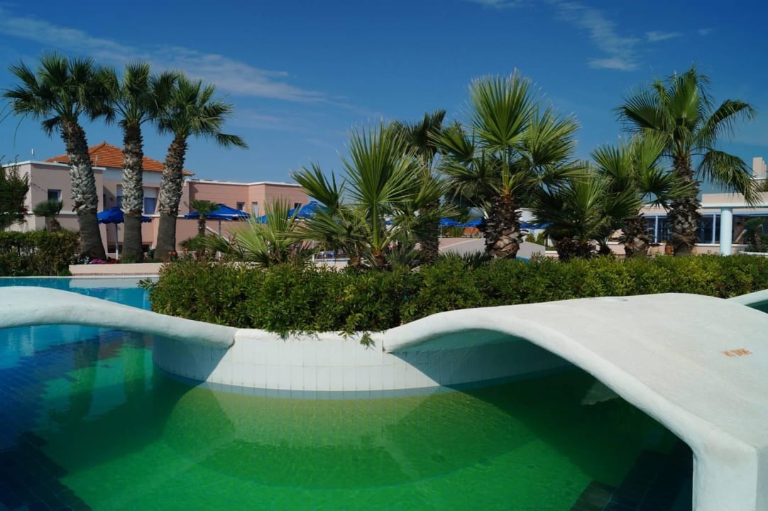 Nad basenem Mitsis Rodos Village