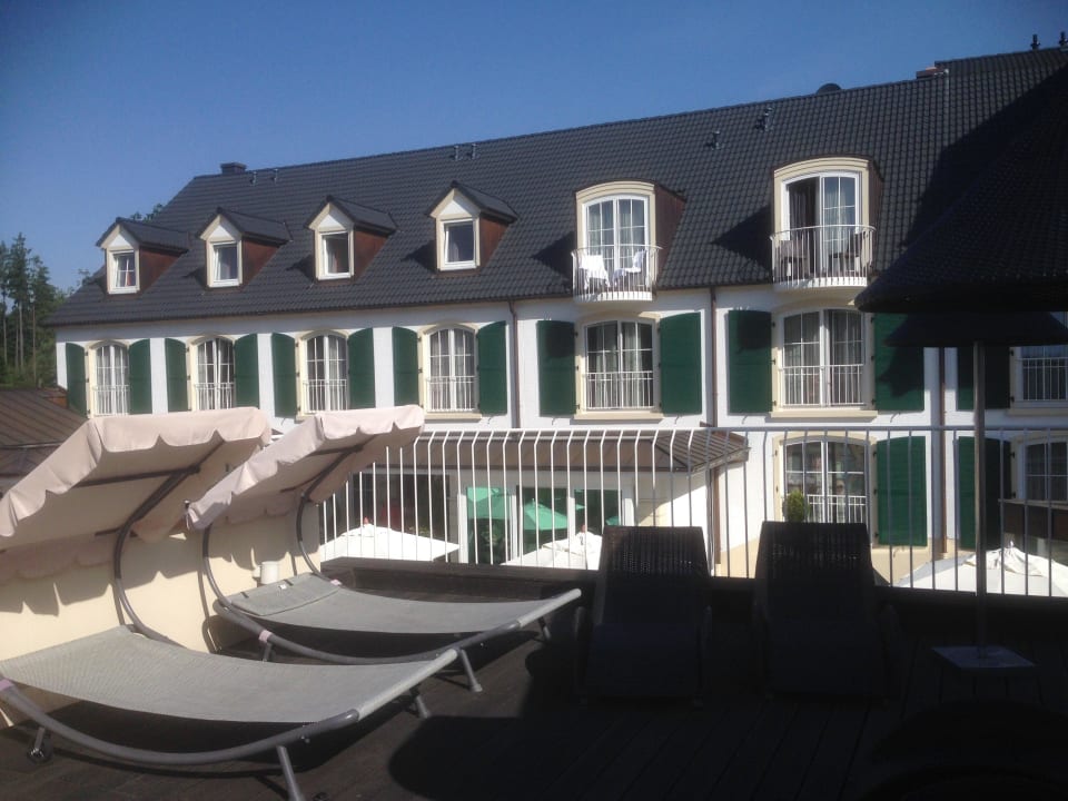 Terrasse oberhalb des Außenpools LIFESTYLE Resort Zum Kurfürsten