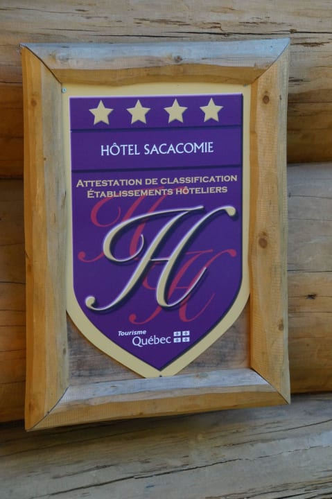 Schild am Hoteleingang Hotel Sacacomie